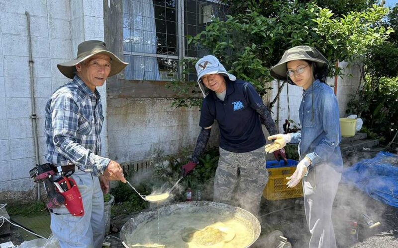 本部町 八重岳ベーカリーにて黒糖蜜作りを指導しました